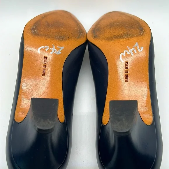 Salvatore Ferragamo Authentic Classic Navy/White Heel Shoes **Size 9B** - Picture 7 of 9